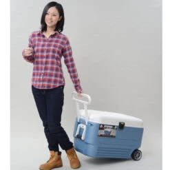 Igloo MaxCold 60 Roller Cool Box Wheeled Ice Chest -Jacksons Leisure Supplies maxcold 60 quart tow handle 52756.1425296397