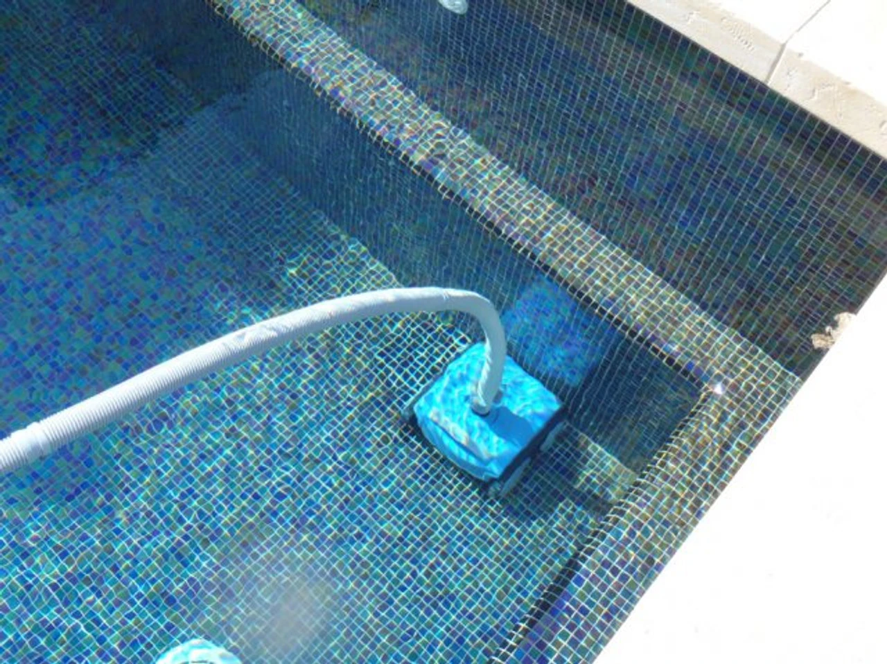 Dolphin Hybrid RS1 Swimming Pool Cleaning Robot 8 Dolphin Hybrid RS1 Swimming Pool Cleaning Robot - Image 8